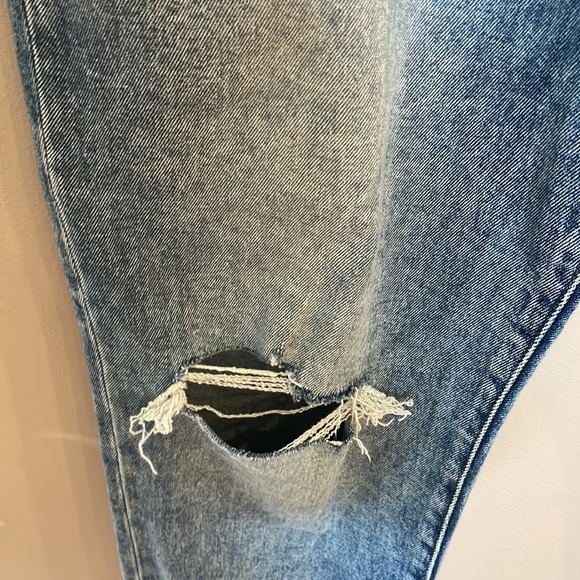 GAP women’s girlfriend distressed roll ankle denim jeans stretch / size 31 / 12 - Picture 6 of 13